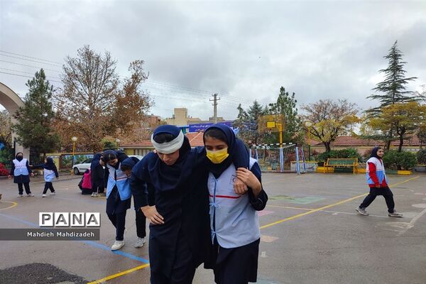 بیست و پنجمین مانور سراسری زلزله در دبیرستان آرمینه مصلی نژاد