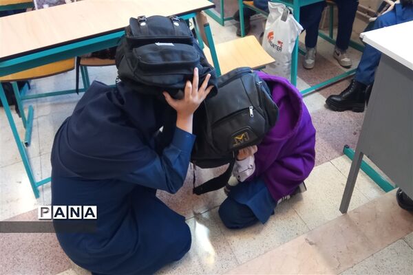 برگزاری مانور زلزله و ایمنی با شعار مدرسه ایمن، جامعه تاب آور در شهرستان بن