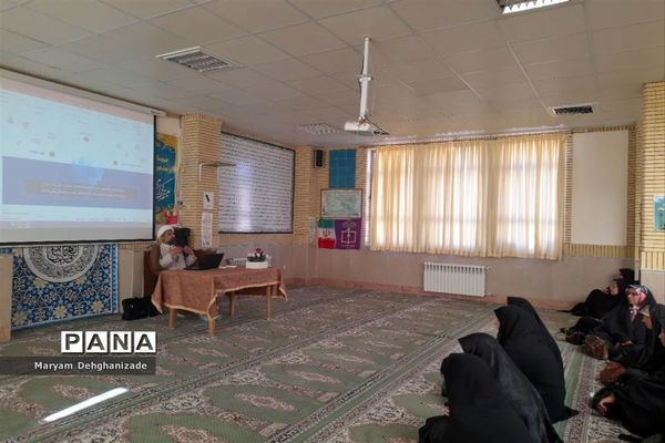 جلسه اولیا و دانش‌آموزان در دبیرستان نمونه محبوبی مهریز