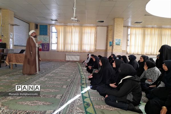 جلسه اولیا و دانش‌آموزان در دبیرستان نمونه محبوبی مهریز