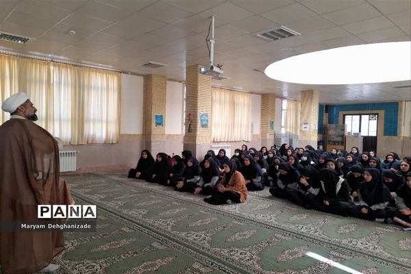 جلسه اولیا و دانش‌آموزان در دبیرستان نمونه محبوبی مهریز