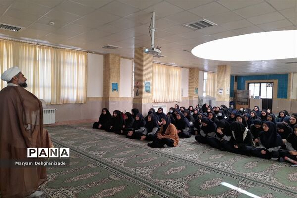 جلسه اولیا و دانش‌آموزان در دبیرستان نمونه محبوبی مهریز