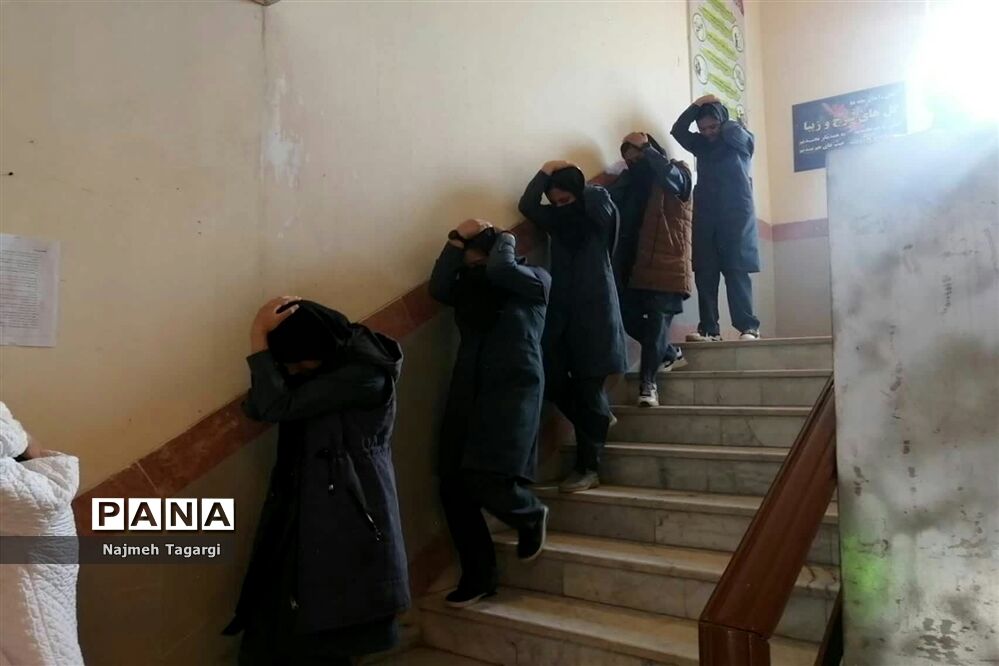 بیست و پنجمین دوره مانور زلزله در مدارس سطح شهرستان مه ولات