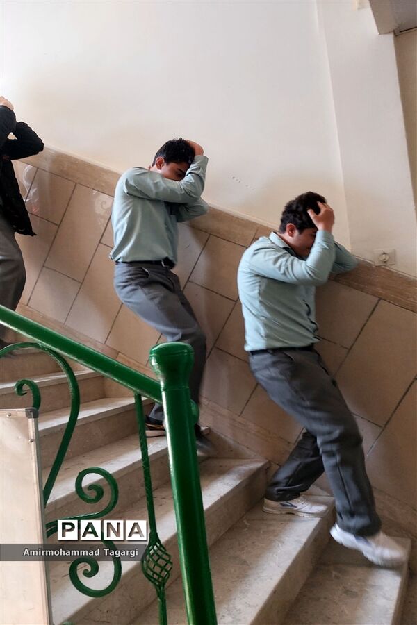 بیست و پنجمین دوره مانور زلزله با شعار مدرسه ایمن، جامعه تاب آور در دبیرستان نمونه امام علی(ع)