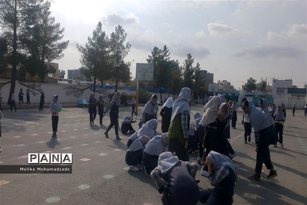 برگزاری کارگاه آموزشی مانور زلزله ویژه دانش‌آموزان و والدین دبستان معلم  و هدف شهرستان کاشمر