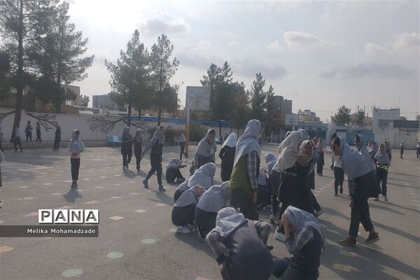 برگزاری کارگاه آموزشی مانور زلزله ویژه دانش‌آموزان و والدین دبستان معلم  و هدف شهرستان کاشمر