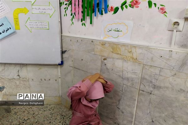 برگزاری کارگاه آموزشی مانور زلزله ویژه دانش‌آموزان و والدین دبستان معلم  و هدف شهرستان کاشمر