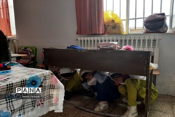 مانور زلزله درآموزشگاه ربابه هاشمیان یزدی شیروان