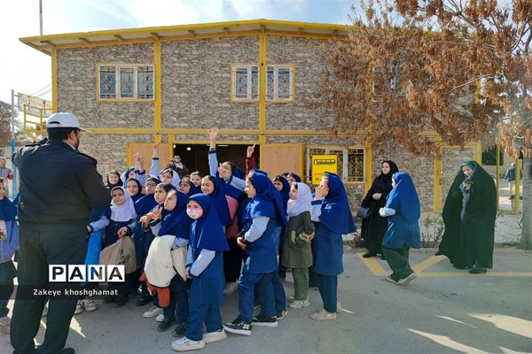 بازدید دانش‌آموزان مدرسه شهید خاقانی شیروان از بوستان ترافیک و گلخانه گل و گیاه و دریافت کارت همیار پلیس