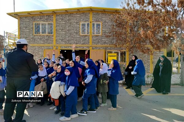 بازدید دانش‌آموزان مدرسه شهید خاقانی شیروان از بوستان ترافیک و گلخانه گل و گیاه و دریافت کارت همیار پلیس