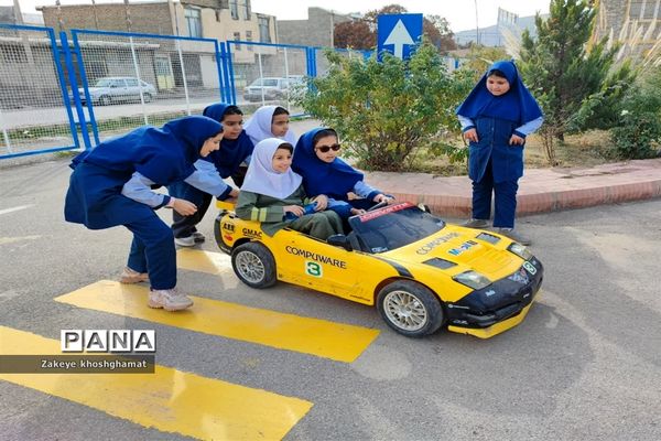 بازدید دانش‌آموزان مدرسه شهید خاقانی شیروان از بوستان ترافیک و گلخانه گل و گیاه و دریافت کارت همیار پلیس