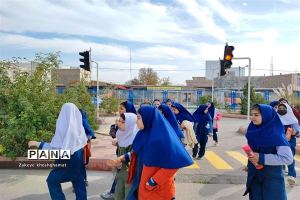 بازدید دانش‌آموزان مدرسه شهید خاقانی شیروان از بوستان ترافیک و گلخانه گل و گیاه و دریافت کارت همیار پلیس