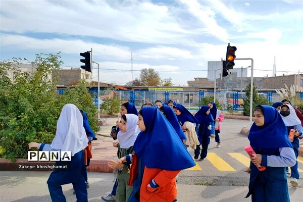 بازدید دانش‌آموزان مدرسه شهید خاقانی شیروان از بوستان ترافیک و گلخانه گل و گیاه و دریافت کارت همیار پلیس