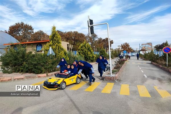 بازدید دانش‌آموزان مدرسه شهید خاقانی شیروان از بوستان ترافیک و گلخانه گل و گیاه و دریافت کارت همیار پلیس