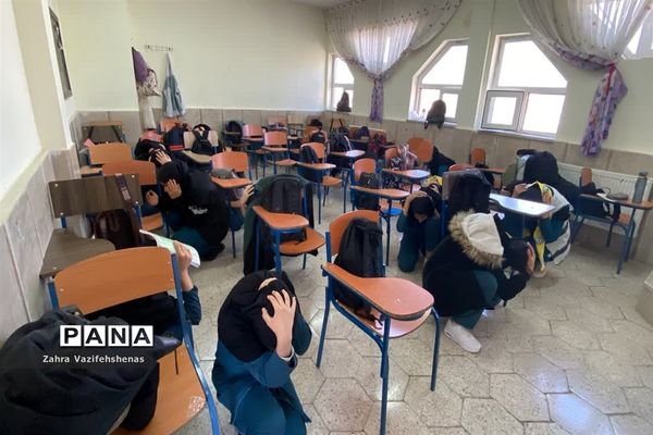 اجرای مانور پناهگیری ایمن و خروج اضطراری در دبیرستان شهید‌همت شهرستان شیروان