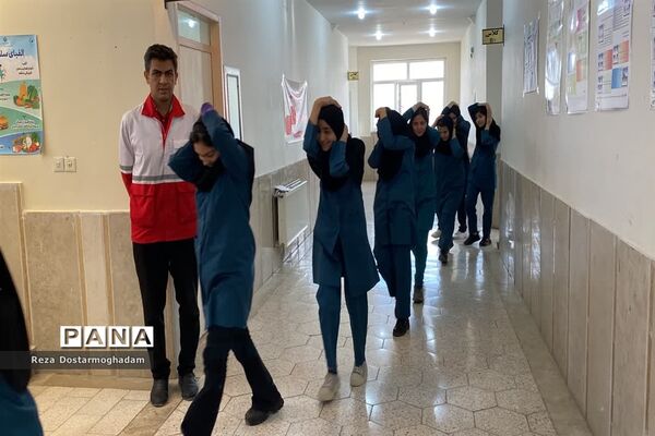 اجرای مانور پناهگیری ایمن و خروج اضطراری در دبیرستان شهید‌همت شهرستان شیروان