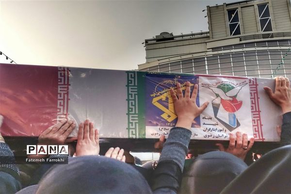 مراسم تشیع پیکر شهدای مدافع حرم خان‌طومان از مهدیه مشهد به سمت حرم مطهر رضوی