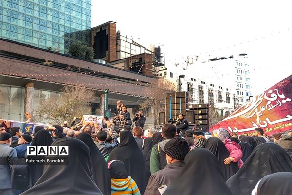 مراسم تشیع پیکر شهدای مدافع حرم خان‌طومان از مهدیه مشهد به سمت حرم مطهر رضوی