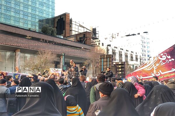 مراسم تشیع پیکر شهدای مدافع حرم خان‌طومان از مهدیه مشهد به سمت حرم مطهر رضوی