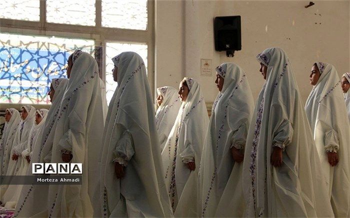 برپایی نماز جماعت در مدرسه، توفیقی بزرگ و مایه سعادت است