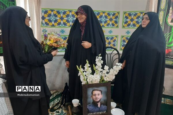 مراسم بزرگداشت شهدای مدافع امنیت در دبیرستان شاهد شهید حمامی
