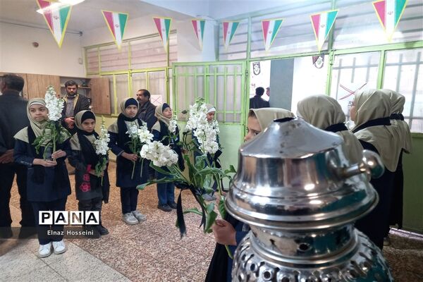 مراسم پذیرایی صبحانه از دانش‌آموزان توسط خادمین حرم مطهر رضوی