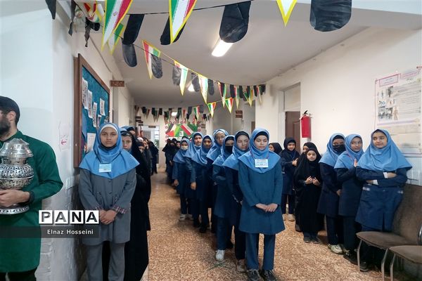 مراسم پذیرایی صبحانه از دانش‌آموزان توسط خادمین حرم مطهر رضوی