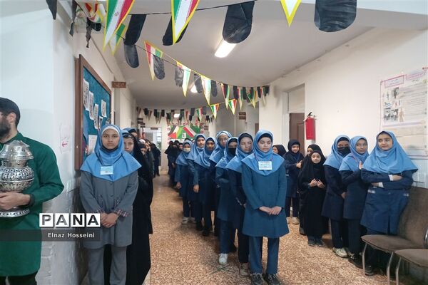 مراسم پذیرایی صبحانه از دانش‌آموزان توسط خادمین حرم مطهر رضوی