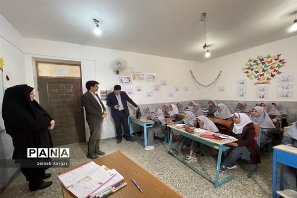 بازدید مدیر آموزش و پرورش از آموزشگاه شهدای شهرستان میبد