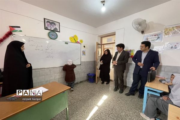 بازدید مدیر آموزش و پرورش از آموزشگاه شهدای شهرستان میبد