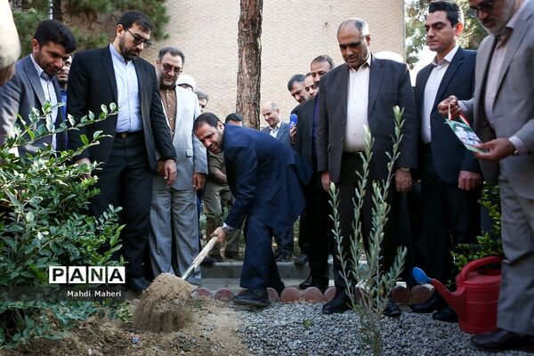 مراسم افتتاح طرح هر مدرسه یک نهالستان در دبیرستان ماندگار البرز