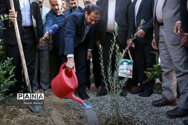 مراسم افتتاح طرح هر مدرسه یک نهالستان در دبیرستان ماندگار البرز
