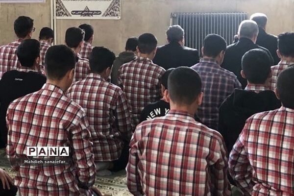 برگزاری نمازجماعت با حضور معاون پرورشی و تربیت بدنی ناحیه دو ری