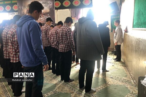 برگزاری نمازجماعت با حضور معاون پرورشی و تربیت بدنی ناحیه دو ری