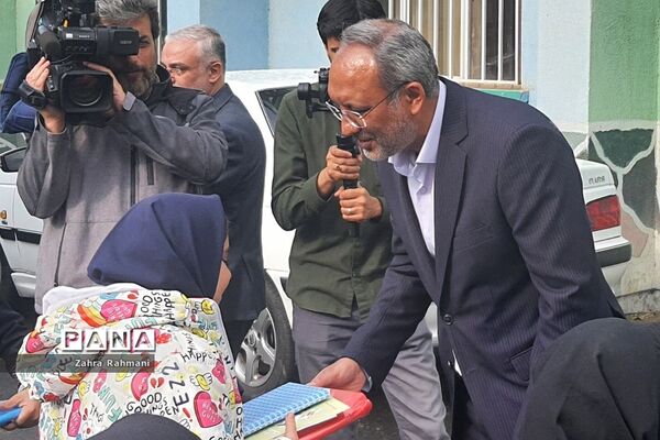 مراسم آشنایی با بیمه در دبستان توحید ناحیه یک شهرری
