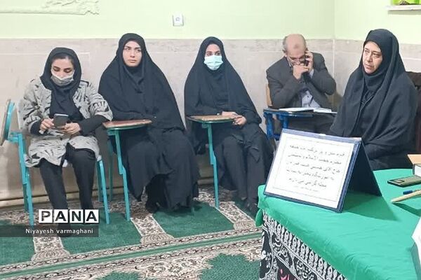 نشست صمیمی امام جمعه بخش رودهن با دانش‌آموزان دبیرستان دخترانه سادات رودهن