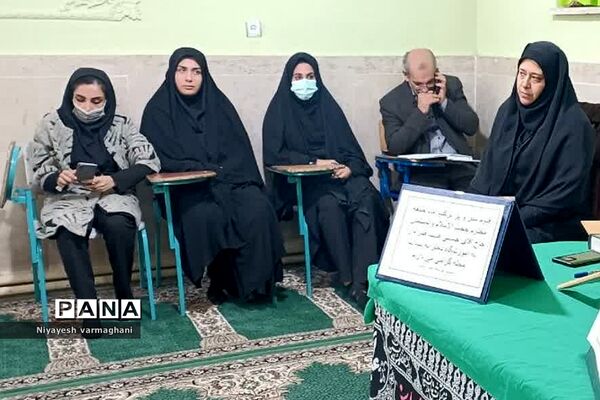 نشست صمیمی امام جمعه بخش رودهن با دانش‌آموزان دبیرستان دخترانه سادات رودهن