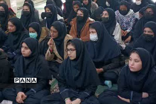 نشست صمیمی امام جمعه بخش رودهن با دانش‌آموزان دبیرستان دخترانه سادات رودهن