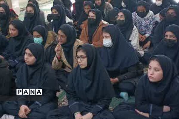 نشست صمیمی امام جمعه بخش رودهن با دانش‌آموزان دبیرستان دخترانه سادات رودهن
