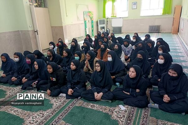 نشست صمیمی امام جمعه بخش رودهن با دانش‌آموزان دبیرستان دخترانه سادات رودهن
