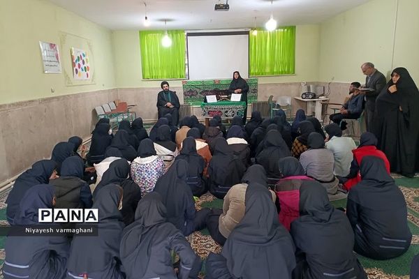 نشست صمیمی امام جمعه بخش رودهن با دانش‌آموزان دبیرستان دخترانه سادات رودهن