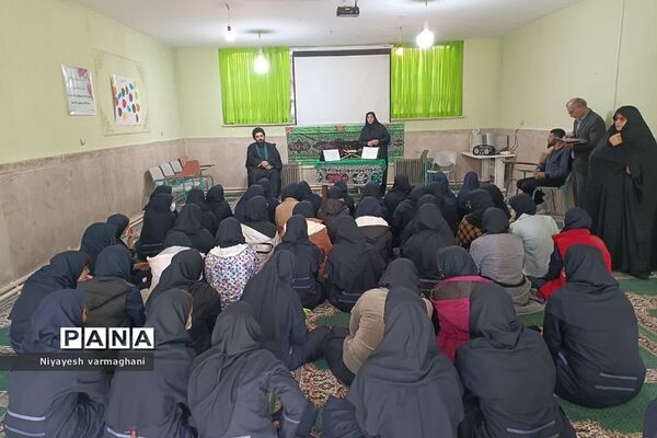 نشست صمیمی امام جمعه بخش رودهن با دانش‌آموزان دبیرستان دخترانه سادات رودهن