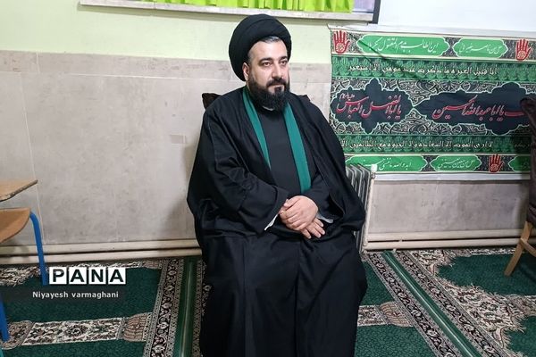 نشست صمیمی امام جمعه بخش رودهن با دانش‌آموزان دبیرستان دخترانه سادات رودهن