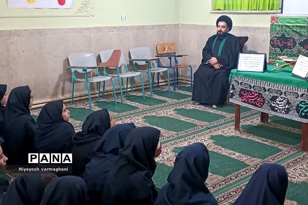 نشست صمیمی امام جمعه بخش رودهن با دانش‌آموزان دبیرستان دخترانه سادات رودهن