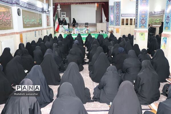 تقدیر از فرزندان شهدا و برگزیدگان مسابقات قرآنی در آموزشگاه ندای فاطمه(س) ناحیه دو ری