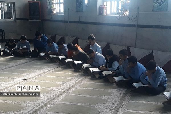 محفل انس با قرآن کریم در مدارس ناحیه دو ری