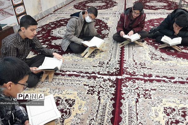 محفل انس با قرآن کریم در مدارس ناحیه دو ری