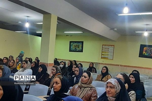 جلسات آموزش خانواده در هنرستان‌ مبتکران رودهن