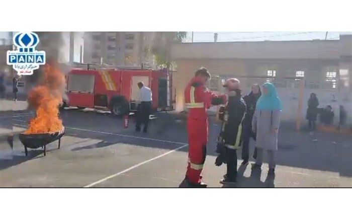 مانور ایمنی و زلزله در مدرسه مهر ماندگار قم/ فیلم