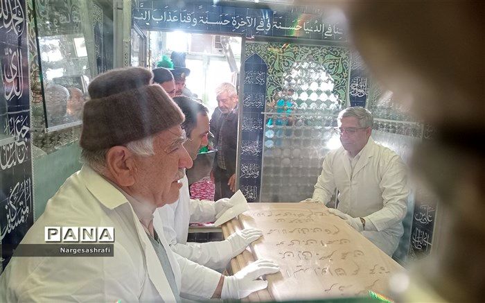 غبارروبی مضجع مطهر حرم امامزاده حمزه الرضا(ع) شهر زیارت